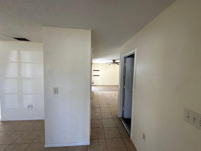 Building Photo - Spacious 4-Bed Pool Home in Gulf Gate East - Available Now!