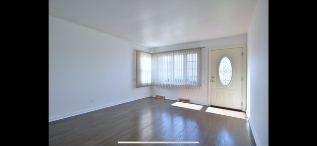 Building Photo - 5013 N Oneida Ave