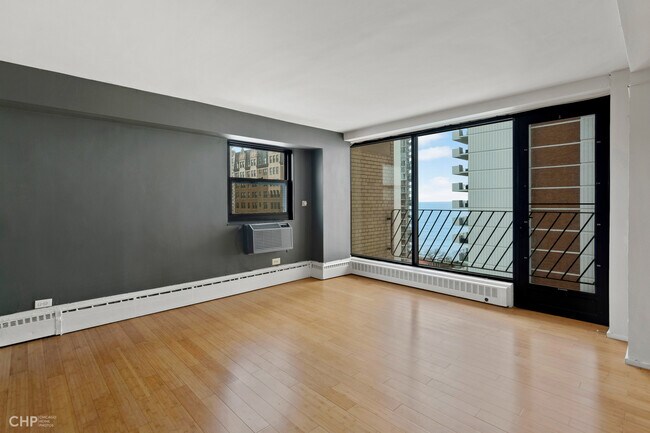 Building Photo - 6030 N Sheridan Rd