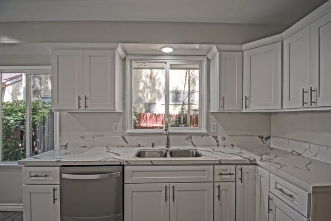 Building Photo - Incredibly Charming & Bright 3BR2BA Home w...