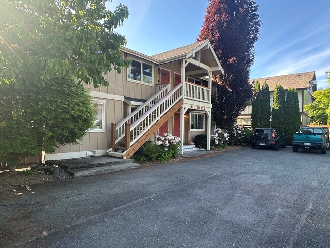 Building Photo - 415 Healy Ave S