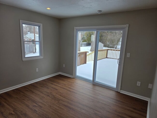 Building Photo - 8 W Chestnut Hill Rd