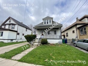 Building Photo - 2 bedroom upper plus bonus room available ...