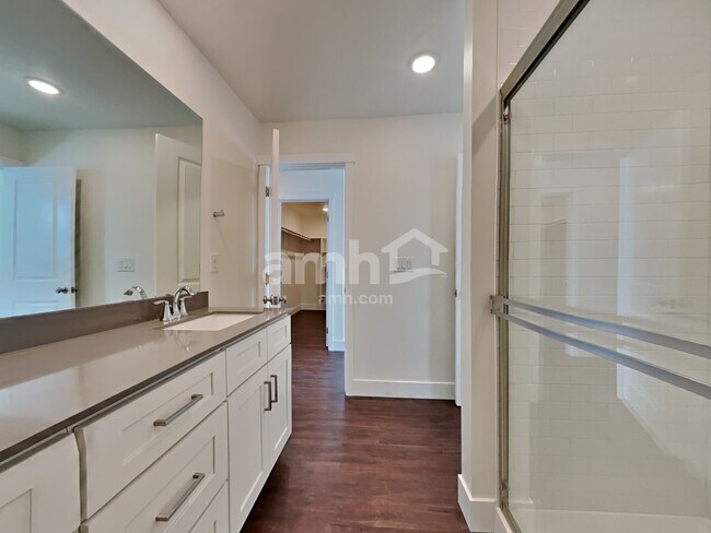 Building Photo - 979 N Nichole Ave