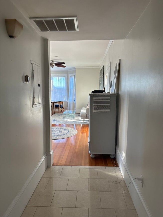 Building Photo - Somerville 1 Bed Available Nov. 1st - In u...