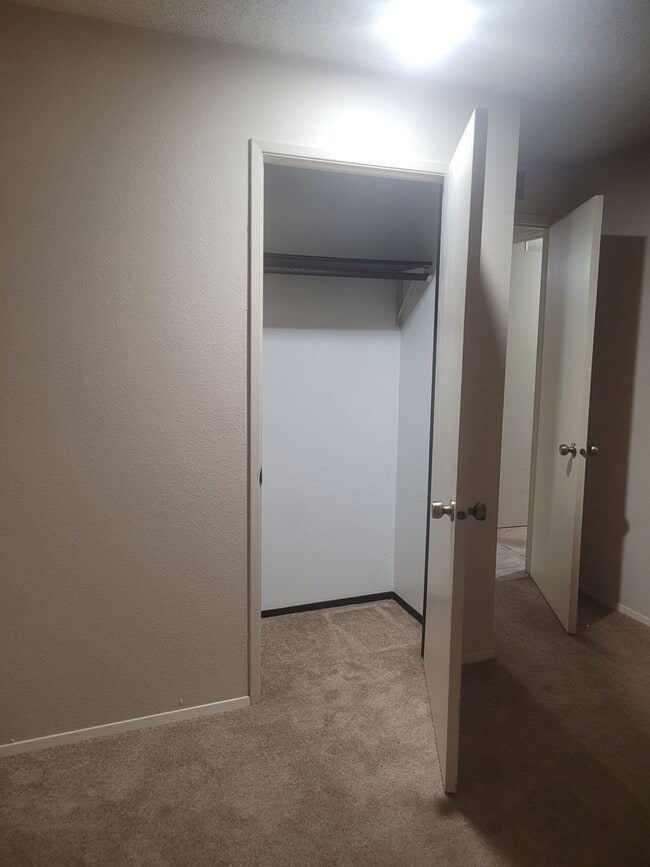 Building Photo - FOR RENT On the Green Condo (golf course)