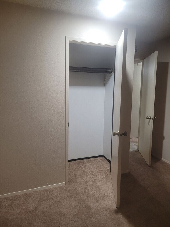 Building Photo - Golf Course Community, Condo
