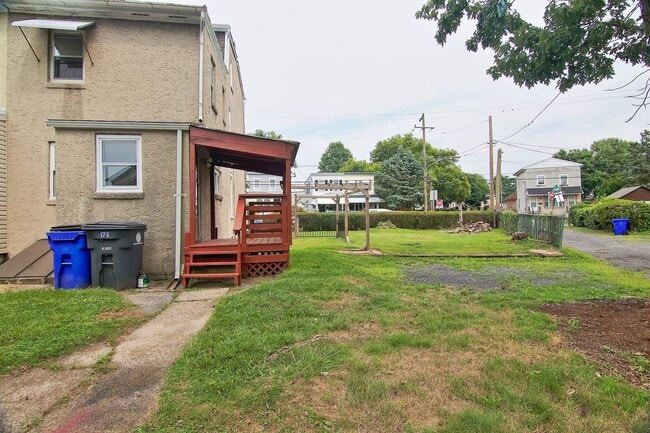 Building Photo - Spacious 4/5 Bedroom Home for Rent - Avail...