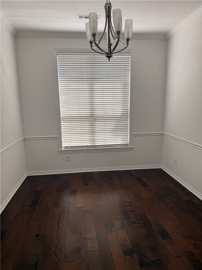 Building Photo - 5102 Roxbury Way