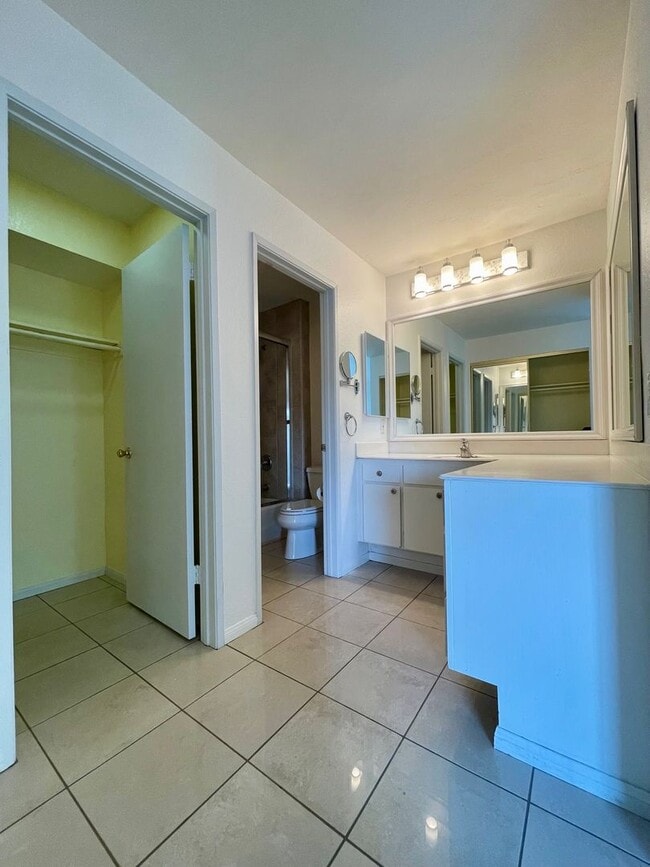 Building Photo - Large 2 bedroom condo in well desired La Jolla area