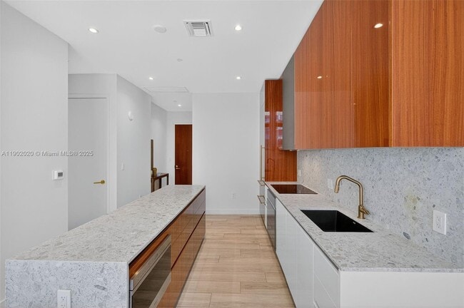 Building Photo - 2655 S Bayshore Dr