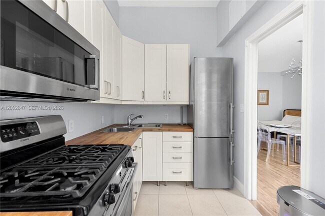 Building Photo - 2421 Lake Pancoast Dr