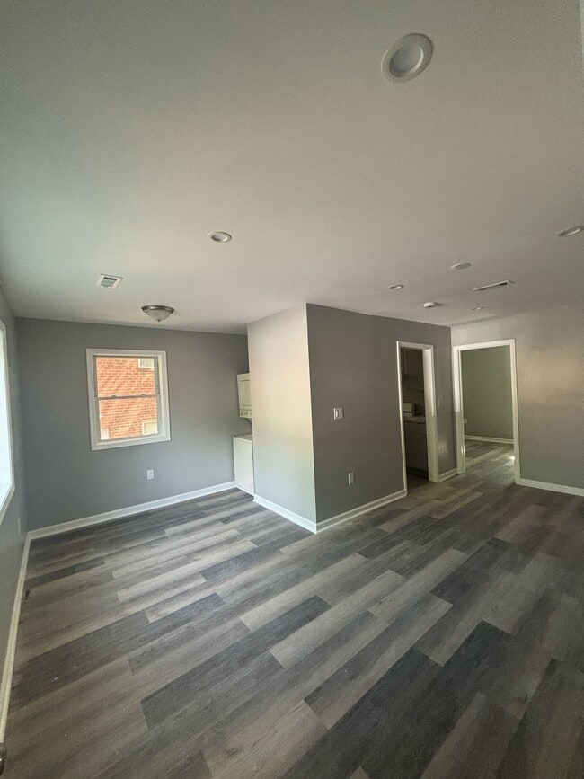 Building Photo - 1 Bedroom Apartment