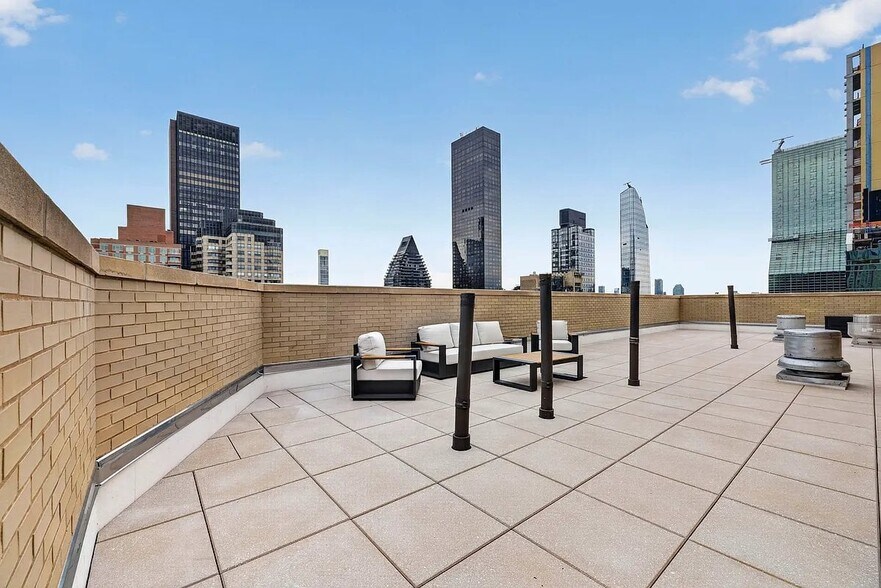 Building Photo - 245 E 44th St