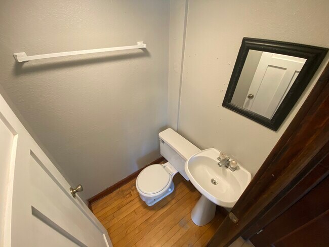 Building Photo - Stunning 4br 2ba in the Heart of Bayview !