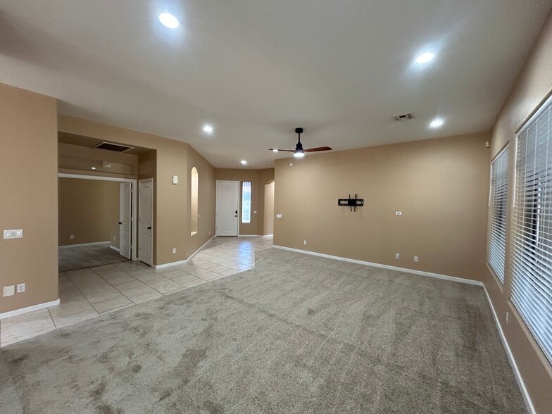 Building Photo - 2041 E Fawn Dr
