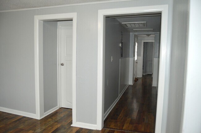 Building Photo - 3 Bedroom 1 Bathroom