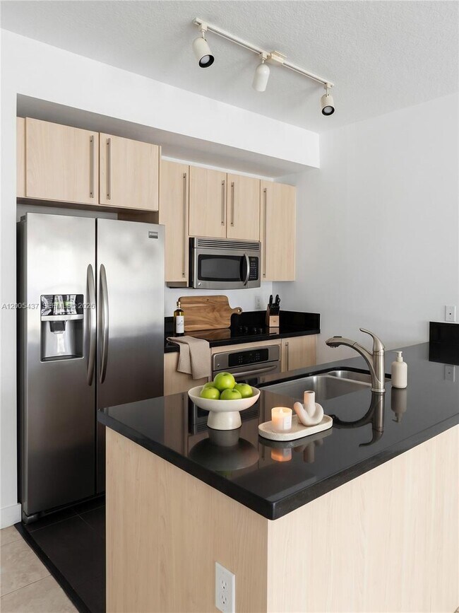 Building Photo - 1111 SW 1st Ave