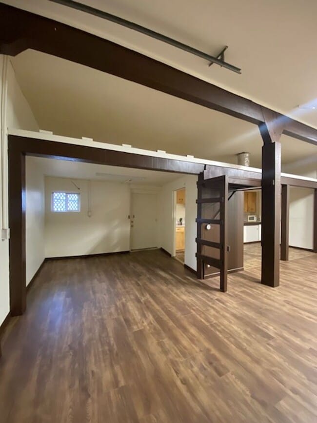 Building Photo - Large Studio Apartment Close to Parks!