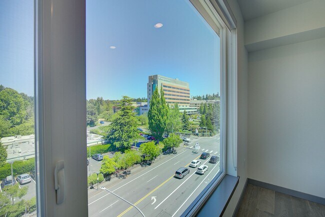 Building Photo - 0bd/1ba Kirkland Condo