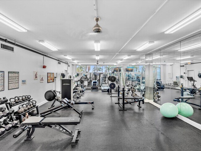 Building Photo - 2655 Collins Ave