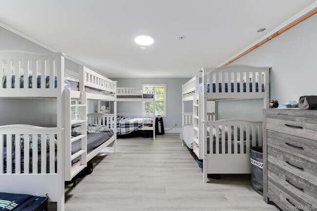 Building Photo - 996 Haverstraw Rd