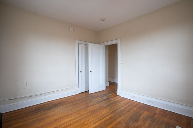 Building Photo - Amazing 2 BR/1 BA Condo in Georgetown, DC!