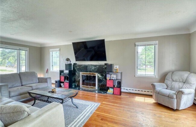 Building Photo - 5 bed 2 bath house close to Concordia and MSUM