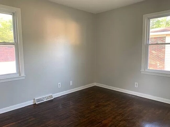 Building Photo - Cute & Cozy 3BR / 1.5BA • Hardwood Floors • Big Fenced Yard • Lawncare Included!