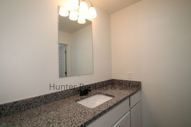 Building Photo - Upscale Three-bedroom Townhome!