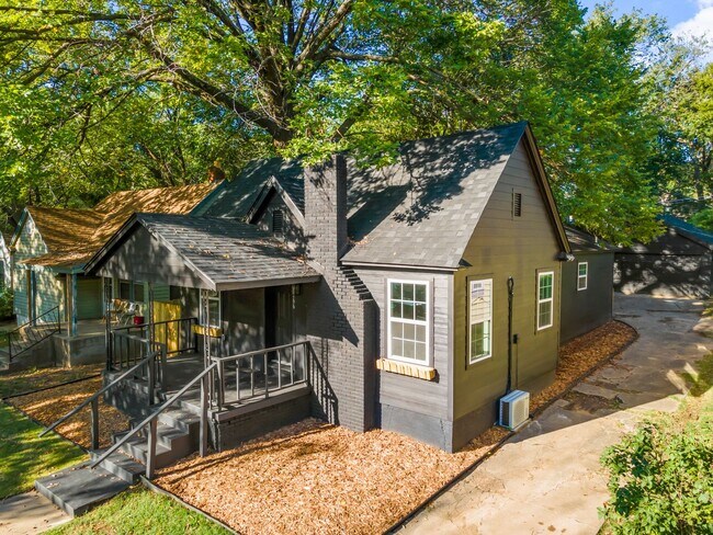 Building Photo - Stunning 2 Bedroom 2 Bath in the heart of Tulsa!