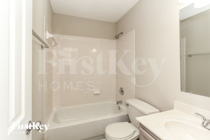 Building Photo - 2524 Fairstone Ave