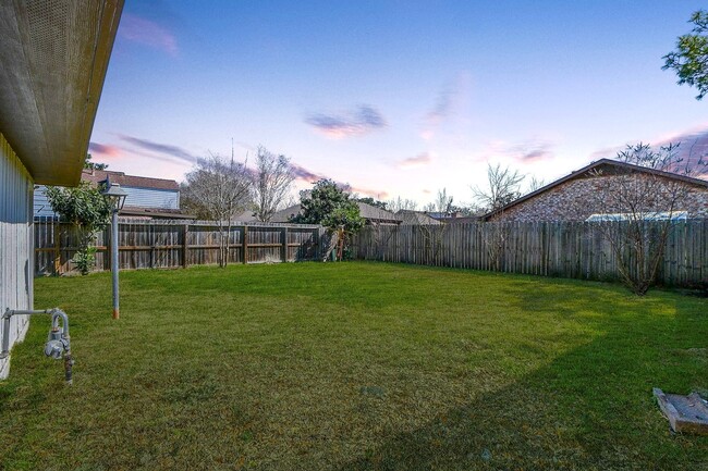 Building Photo - 2203 Briarview Dr