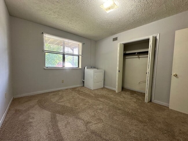 Building Photo - 1 Bedroom, 1 bath Ground level Apt, Kingsp...