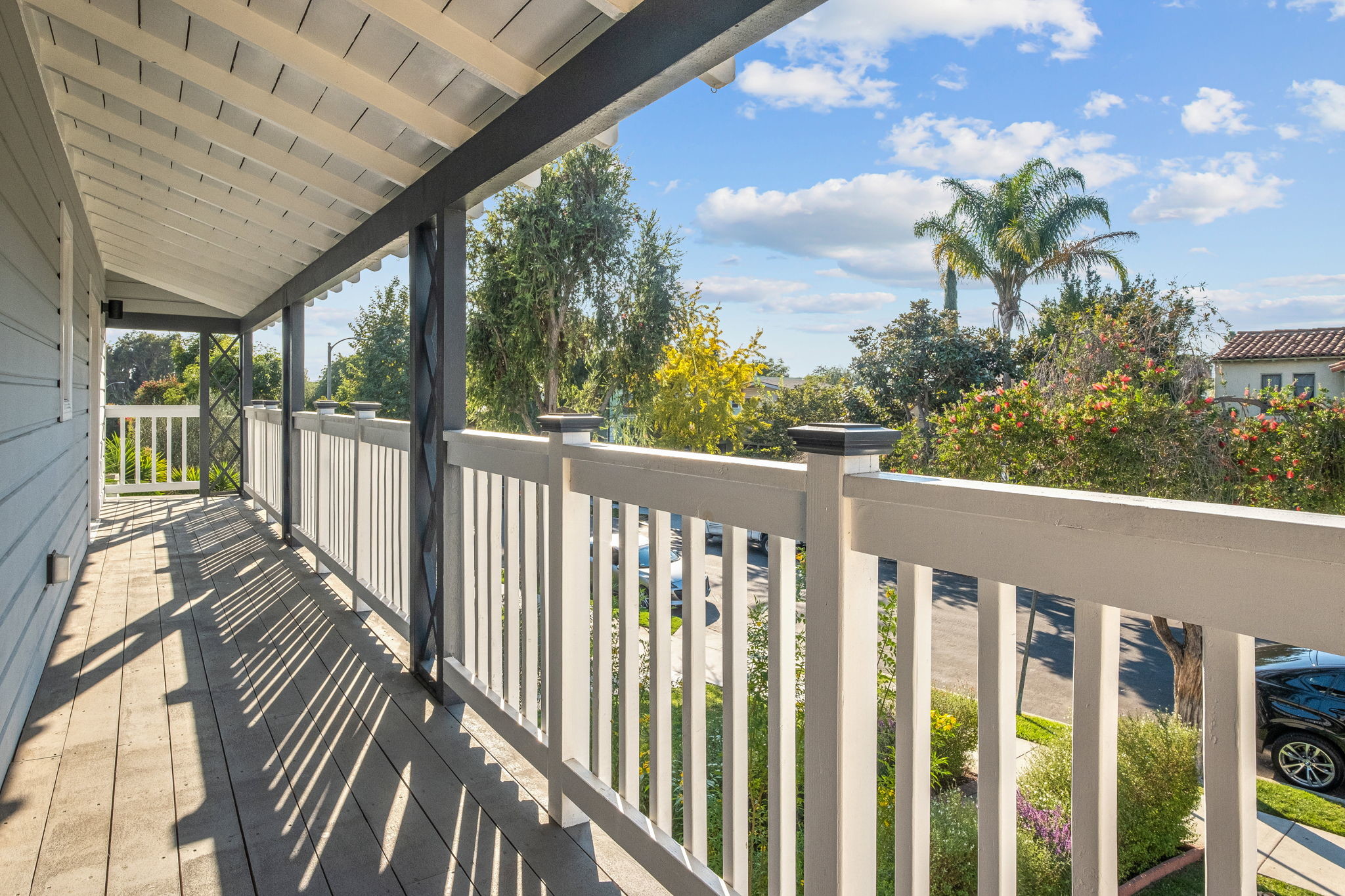 Front balcony with street view - 1238 S Burnside Ave