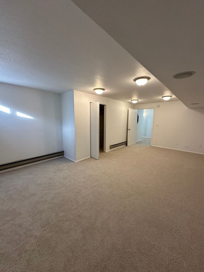 Building Photo - 2 Bedroom, 2 1/2 Bathroom Townhome located near hospitals and colleges!