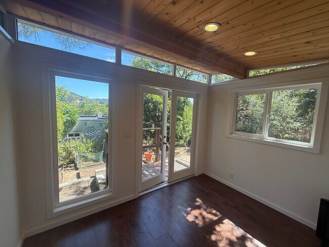 Building Photo - THREE BEDROOM / TWO BATH HOME IN NICE NEIG...