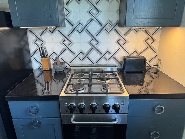 Building Photo - Adorable Garage Apartment Living in the Riverside Community