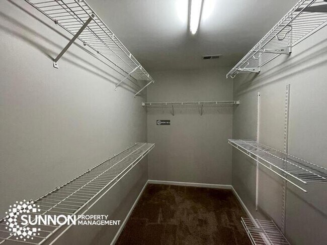 Building Photo - 4 Bed 2.5 Bath House with Great Yard