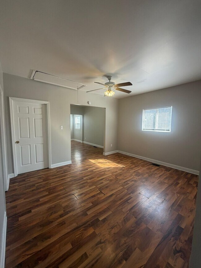 Building Photo - For rent - Spacious 3 Bed / 2 Bath Home