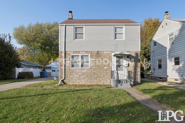 Building Photo - 606 W Poinsetta Ave