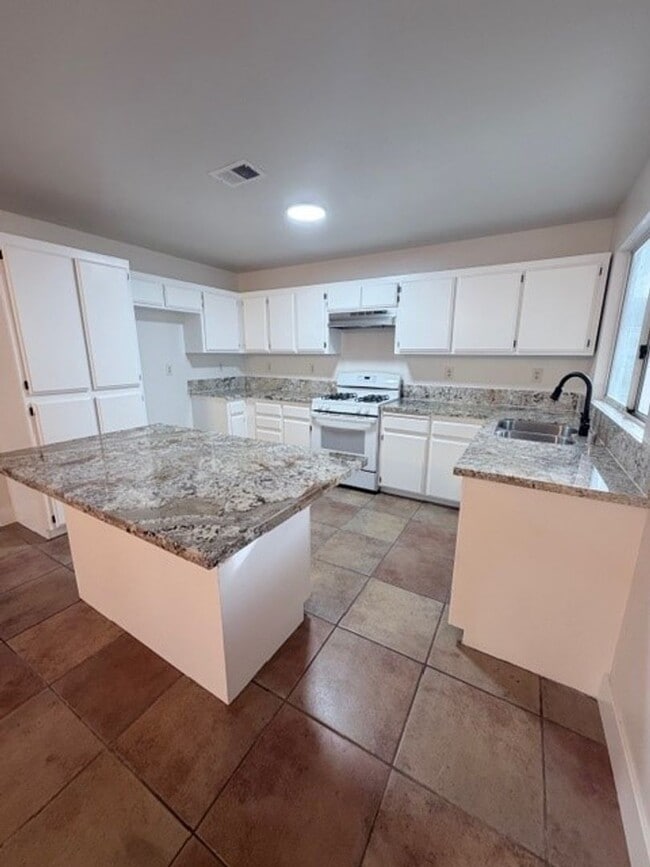 Building Photo - 9405 Salinger St