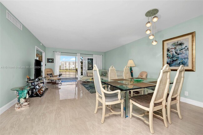 Building Photo - 2751 N Palm Aire Dr