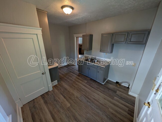 Building Photo - Charming 2-Bedroom Brick Home with Covered Porch