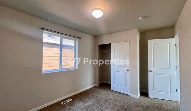 Building Photo - *1/2 OFF FIRST MONTH'S RENT* Magnificent 4BD I 2.5BA Molalla Home