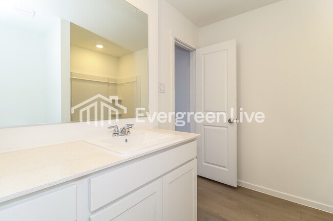 Building Photo - 216 Sycamore Pl