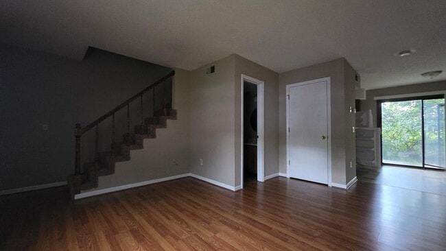 Building Photo - Renovated townhome in Linden Square.