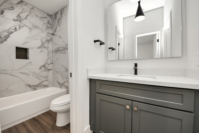 Building Photo - 879 Rachel St