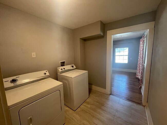 Building Photo - Woodlawn Gem!!