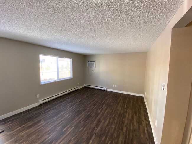 Building Photo - Remodeled 2 Bed 1 Bath Unit Near Children’s Hospital!